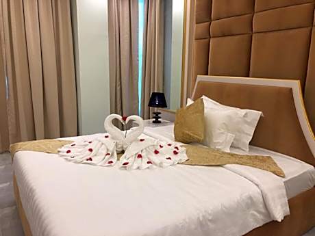 King Studio with Sofa Bed