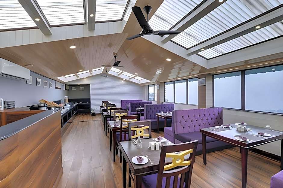 Sumitel Hotel 500 meters from Mall Road