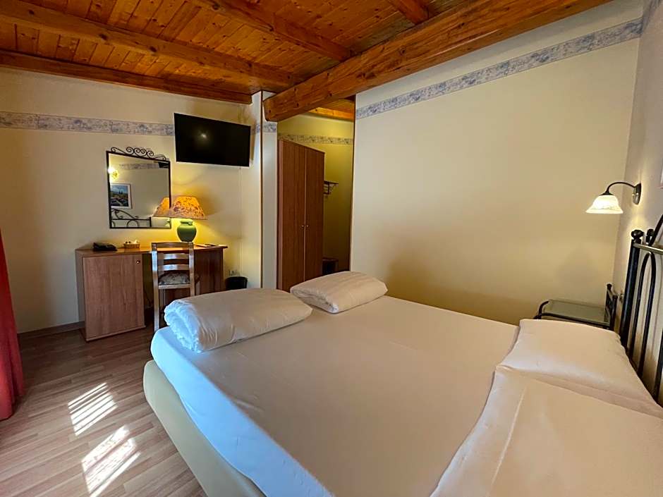 Foto 1 di 6 di Attic, Mountainside
