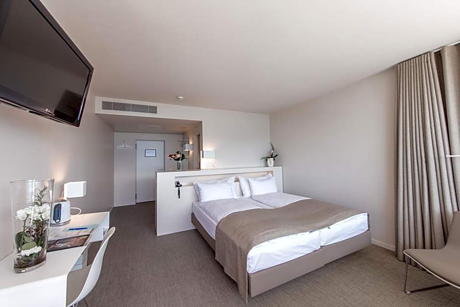 Photo 1 of 7 of 1 Double Bed or 2 Beds, Lake View
