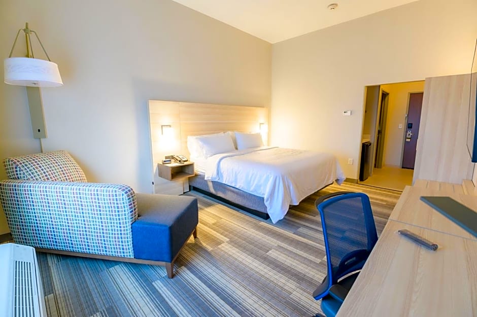 Holiday Inn Express and Suites Dayton East Beavercreek