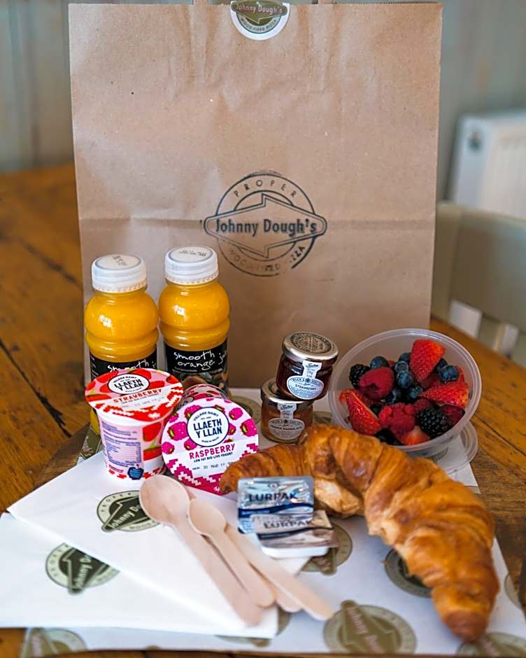 Johnny Dough's Conwy with Rooms