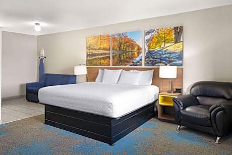 1 King Bed, Suite, Non-Smoking