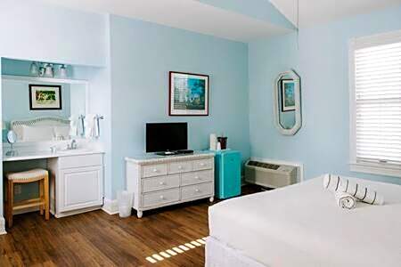 Classic King- Curry Mansion with Heated Pool!