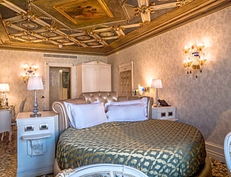 Junior Suite with Grand Canal View