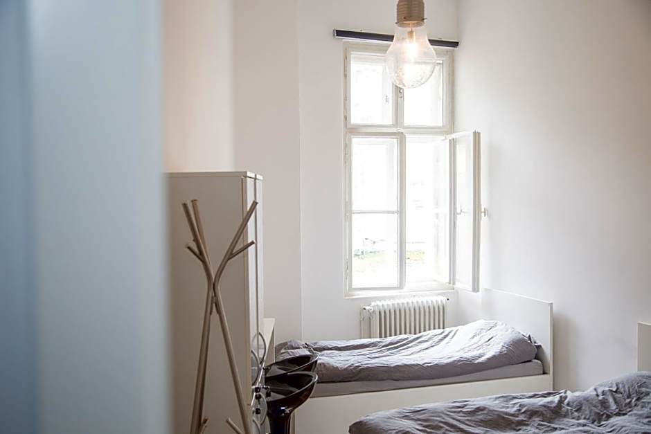 Lovecroatia Zagreb-'Paxnest' HOSTEL, No party! Cozy and quiet! Separated Men and women's Dormitory and Shower room! Indoor shoes provided! Lower beds with curtains for privacy! Maximum 4-5 beds per room! Fully prepared bed sheets! Have Laundry shop