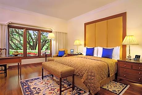 Deluxe Suite with Private Balcony and Two Ways Airport Transfers