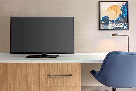 King Room with Pool View and Balcony