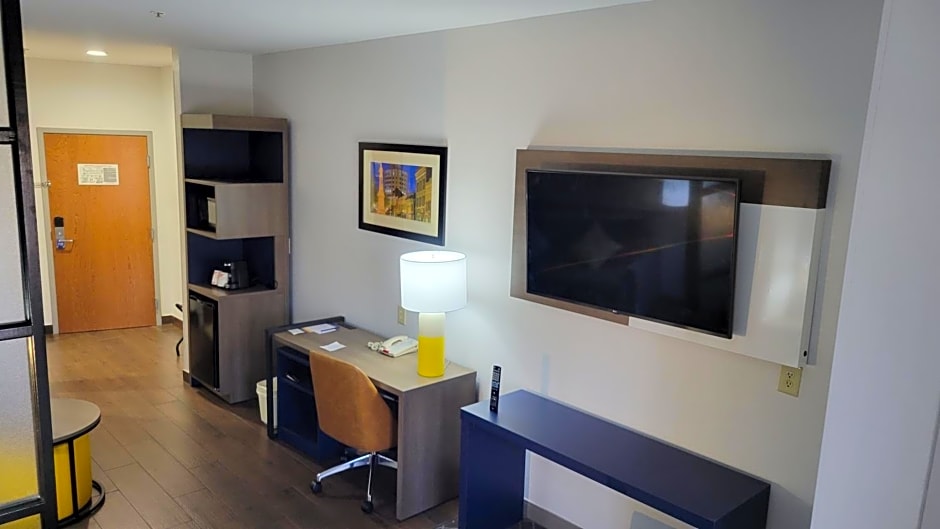 Comfort Suites Macon - Newly Renovated