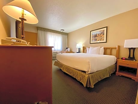 1 KING BED,NSMK,PETFRD,FLATSC,MINFRG,FULL BREAKFAST