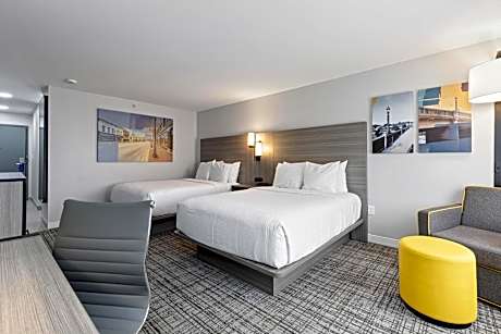 2 Queen Beds Non-Smoking Sofabed For One Person Microwave And Mini-Refrigerator Full Breakfast