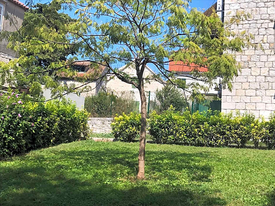 Nirvana Rooms & Apartments