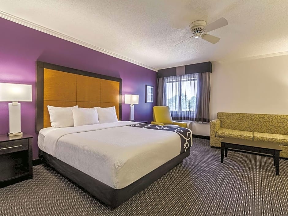 La Quinta Inn & Suites by Wyndham Cleveland - Airport North