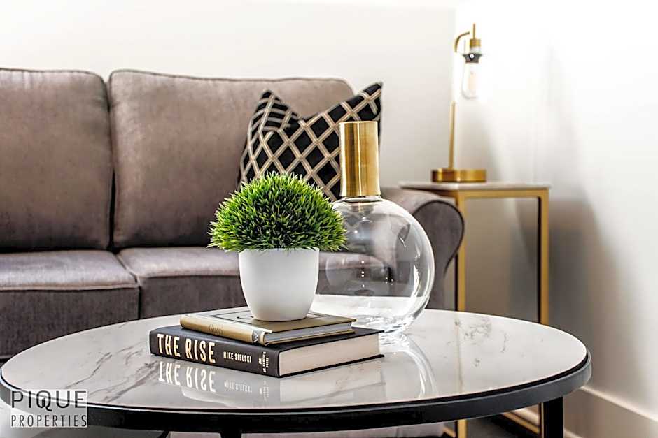 Stunning Modern Suite - King Bed - Free Parking & Netflix - Fast Wi-Fi - Long Stays Welcome