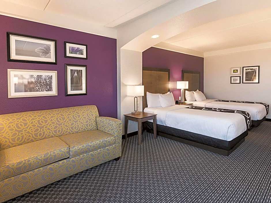 La Quinta Inn & Suites by Wyndham Arlington North Six Flags Drive