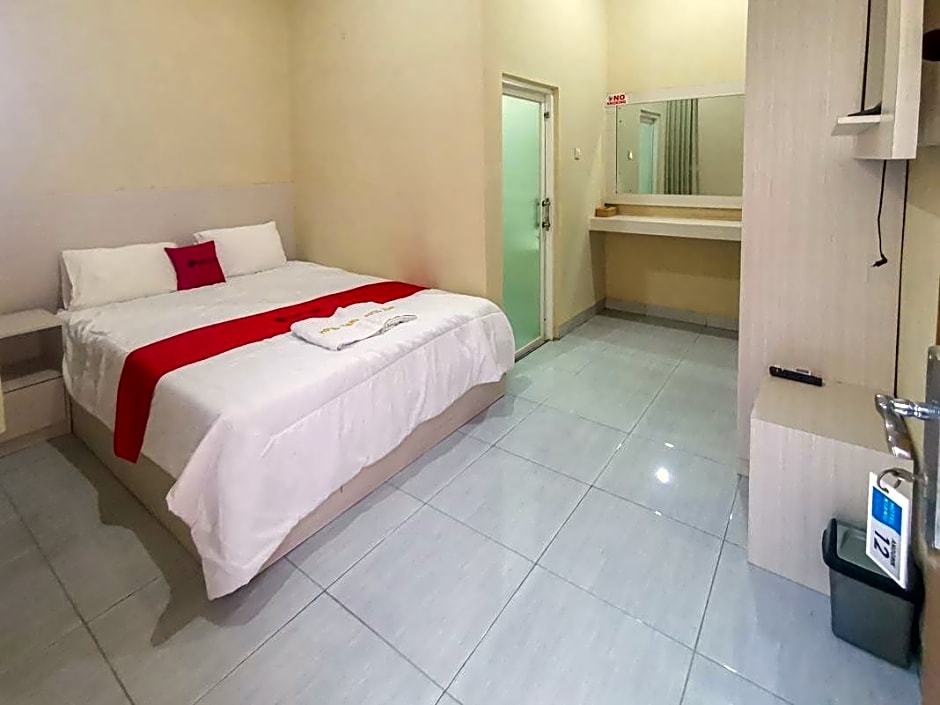 RedDoorz near Pantai Pancer Door Pacitan