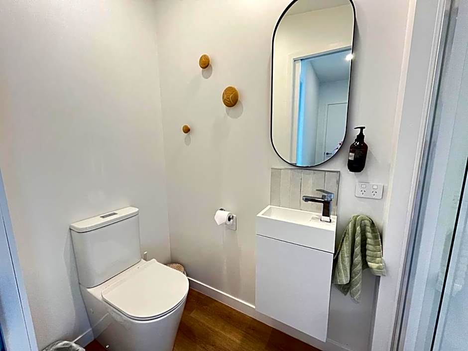 Jandals & Joy Lakefront Retreat