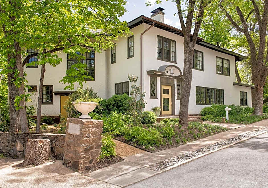 Oakhurst Inn at the University