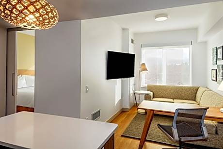 1 Bedroom Suite, 1 King, Sofa bed, City view