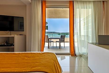 Luxury King Suite with Lagoon View