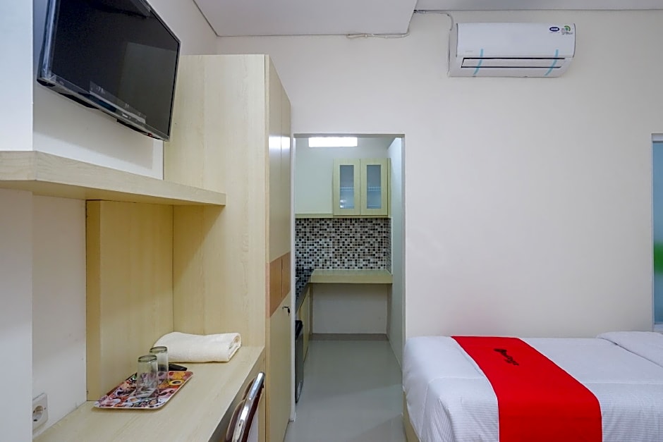 RedDoorz Plus near Pasar Gede Solo