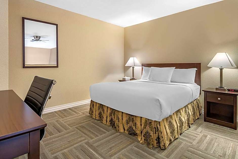 Econo Lodge Inn & Suites