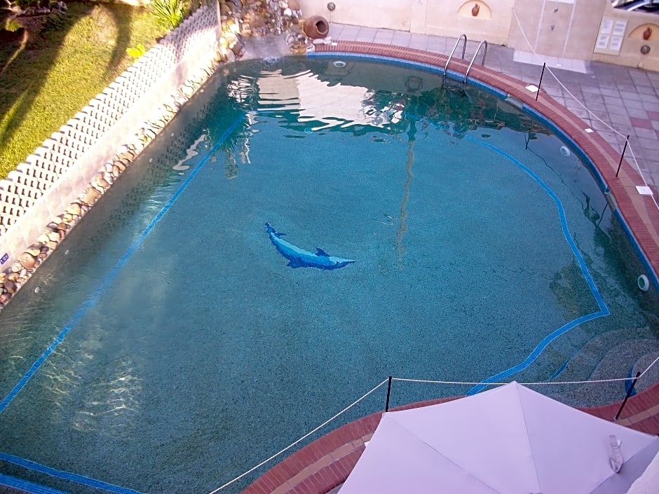 Pella House Studios & Apartments