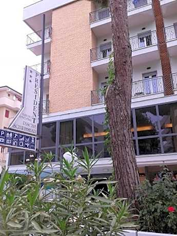 President Pool & Room