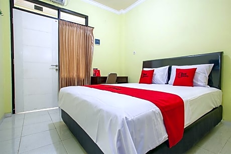 RedDoorz near Petra University 2