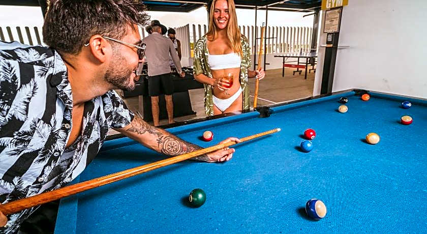 Nomads Party Hotel & Hostel