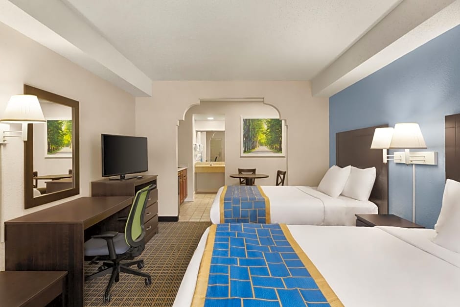 Days Inn & Suites by Wyndham Savannah Midtown