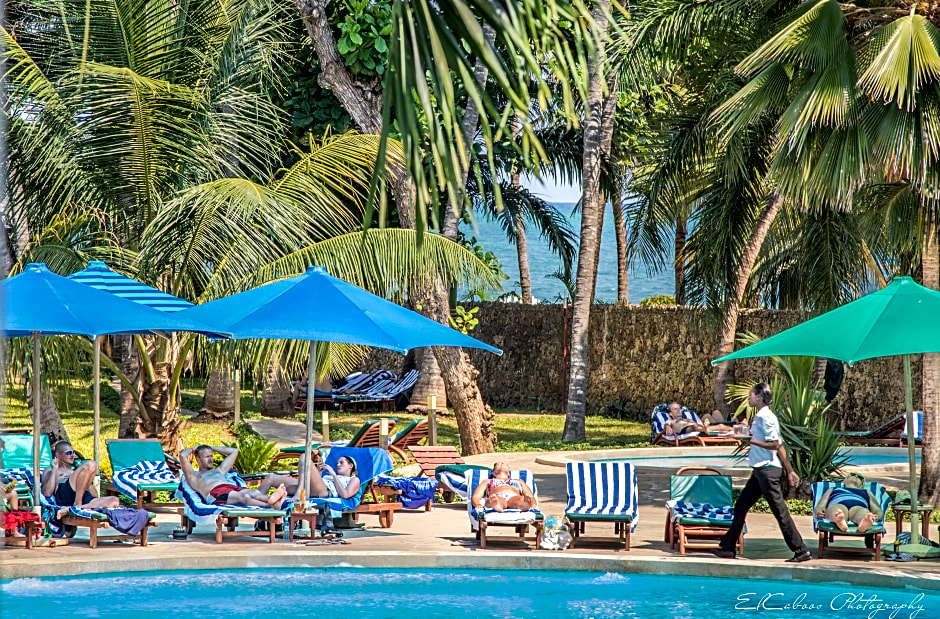 Travellers Beach Hotel & Club