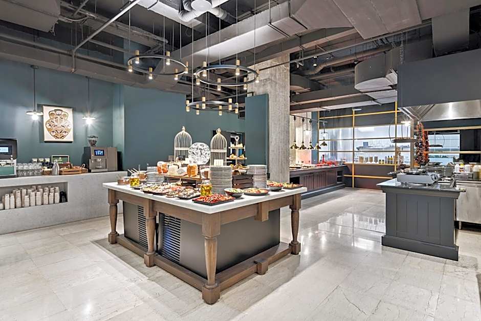 Skylark, Aluma Hotel & Resort