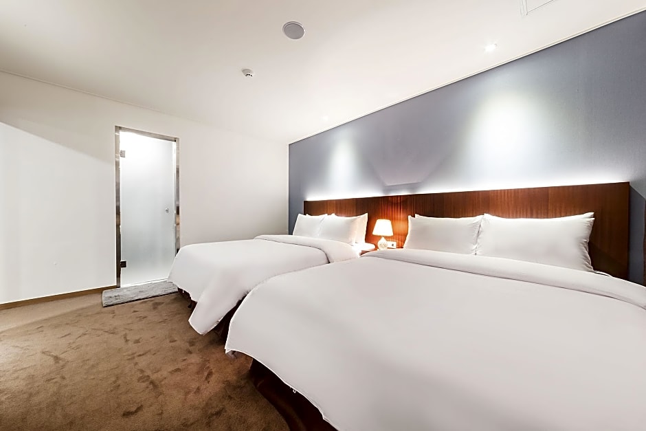 Sea & Moon Tourist Hotel