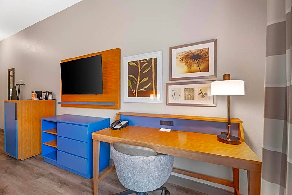 Country Inn & Suites by Radisson, West Bend, WI
