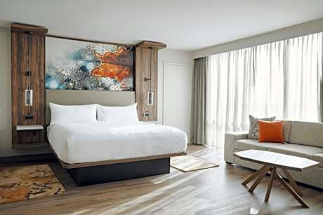 Junior King Suite with Sofa Bed - Club Lounge Access