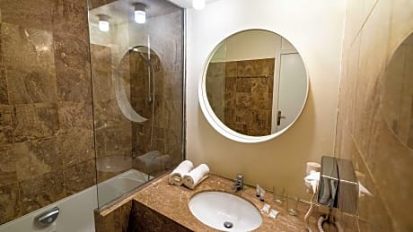 1 Queen Bed  Non-Smoking Superior Room Lake View