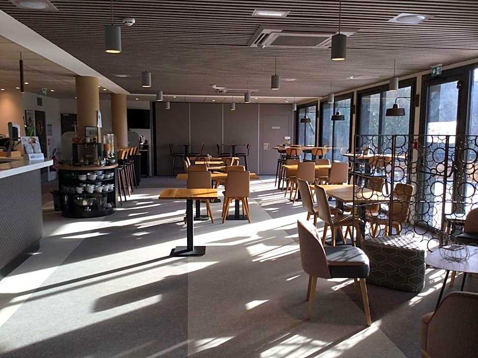 Brit Hotel Ploermel - Hotel de l'Hippodrome