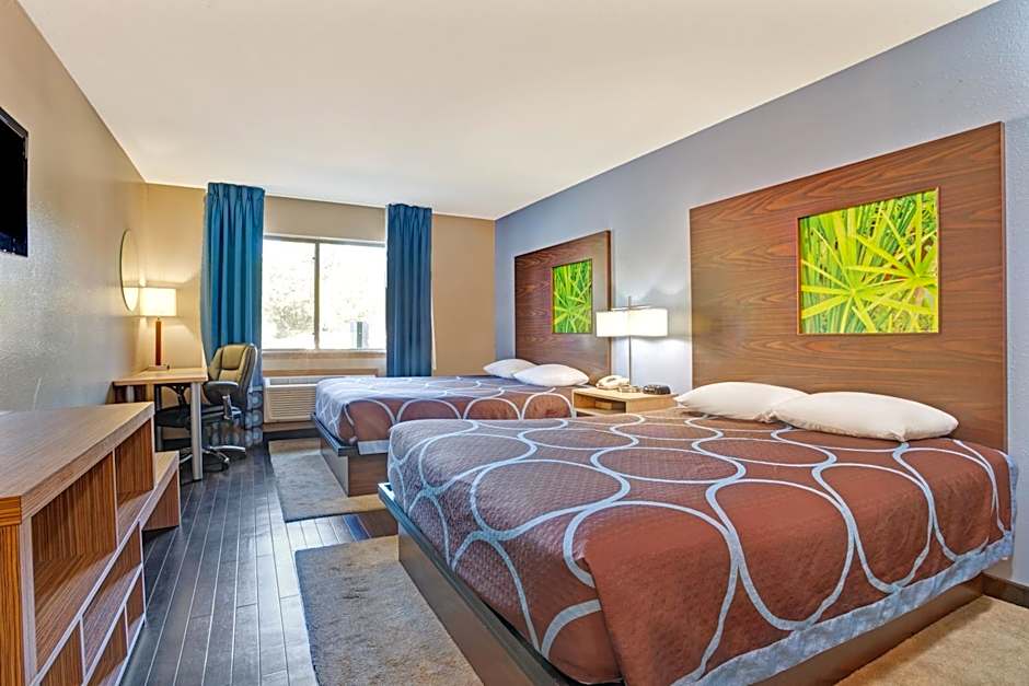 Super 8 by Wyndham Louisville Airport