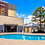 La Quinta Inn & Suites by Wyndham Maingate Fort Jackson