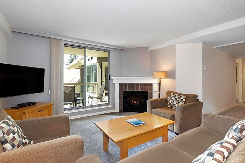 The Woodrun Lodge by Whiski Jack