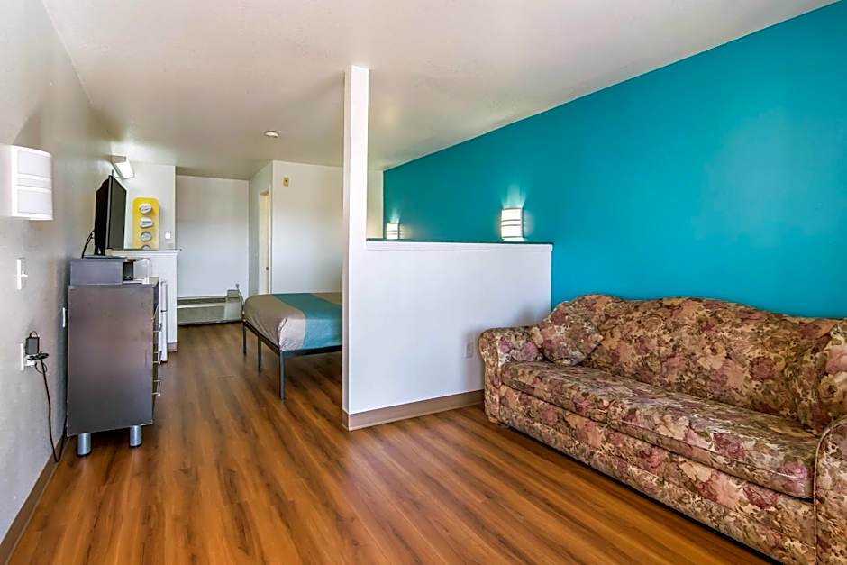 Motel 6 Portland Mall - 205