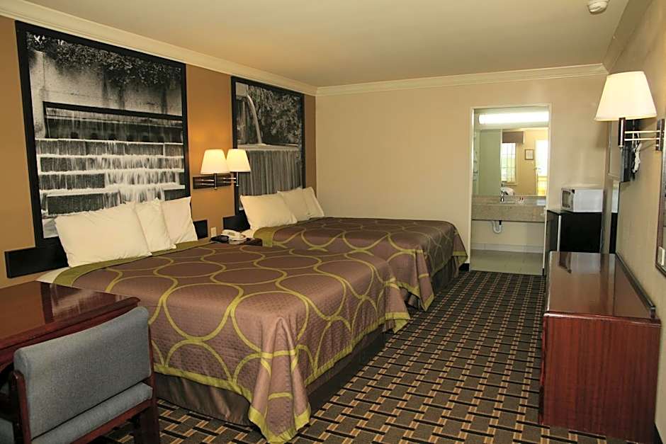 Super 8 by Wyndham Tyler TX