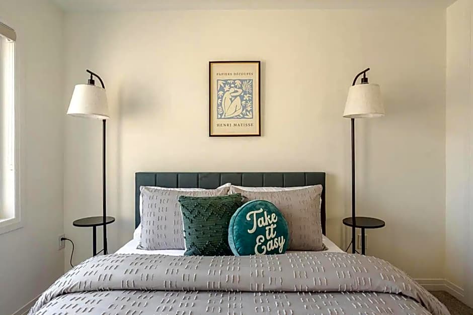 Stylish 4br Fast Wifi Sleeps 10