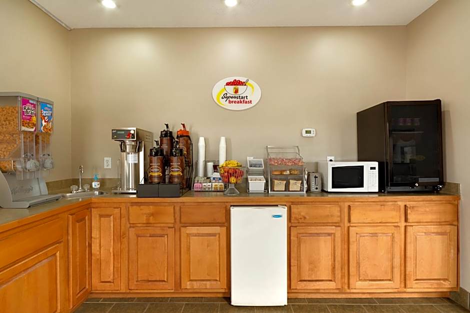 Super 8 by Wyndham Chatsworth/Dalton