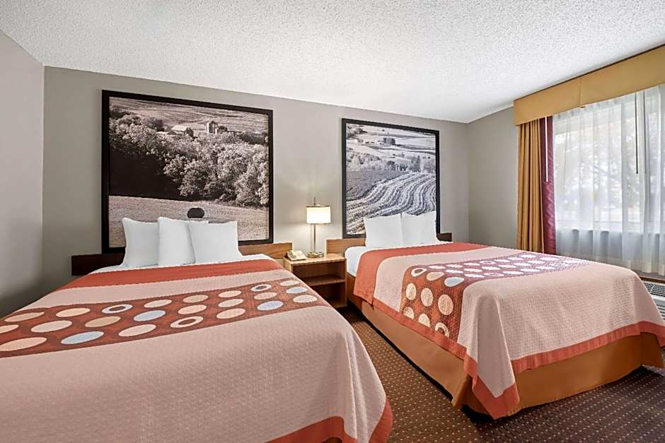 Super 8 by Wyndham Waverly