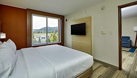 King Suite - Communications and Mobility Accessible Tub