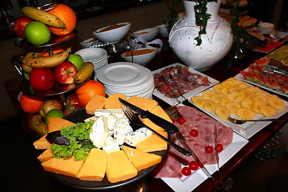 Emdoneni Lodge with Zululand Cat Conservation Project