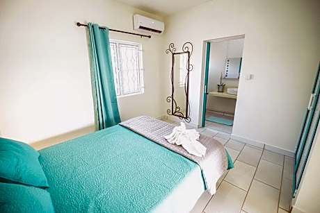 Apartment with Pool View