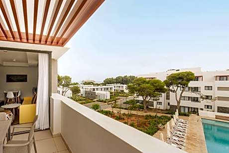 Three-Bedroom Bungalow with Balcony